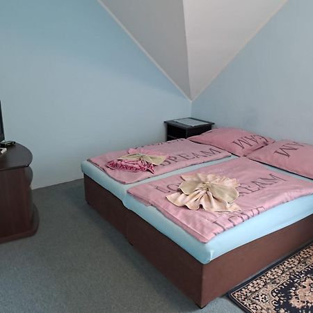 Hotel Kamenny Vrch Chomutov Exteriör bild