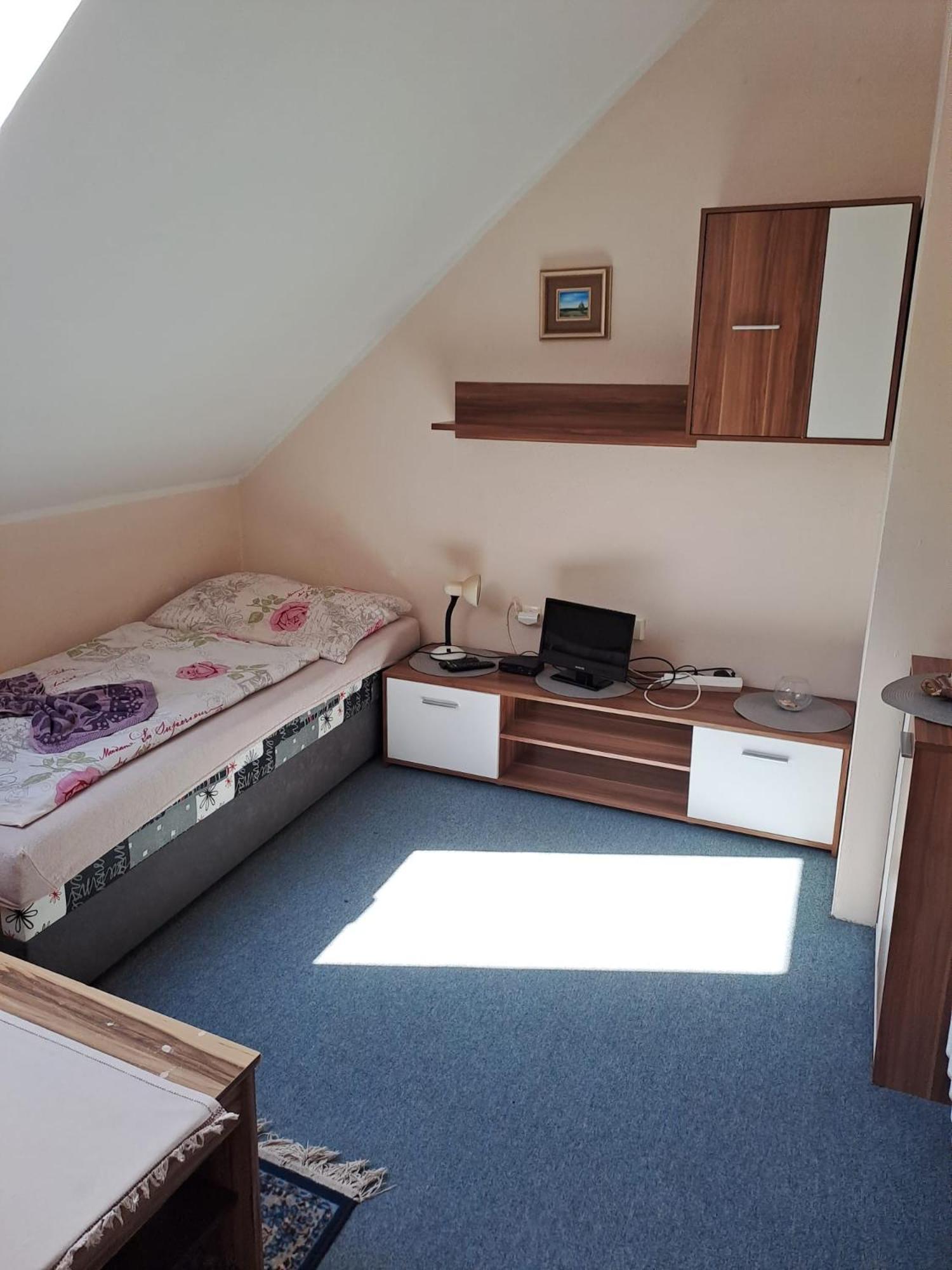 Hotel Kamenny Vrch Chomutov Exteriör bild